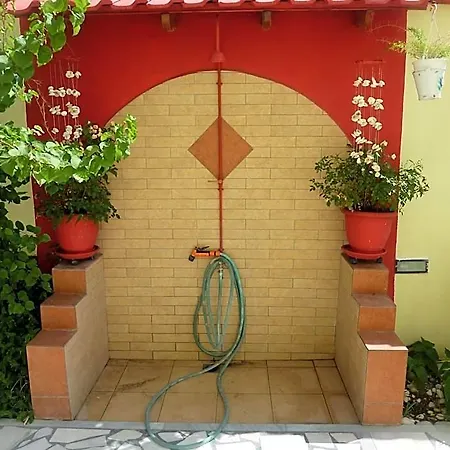 White Rose Hotel *